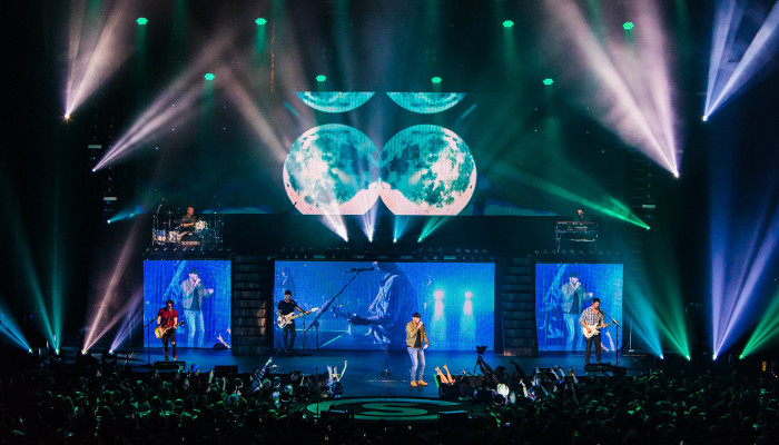 Claypaky Scenius Unico and Mythos2 fixtures join Cole Swindell on national “Reason to Drink Tour”