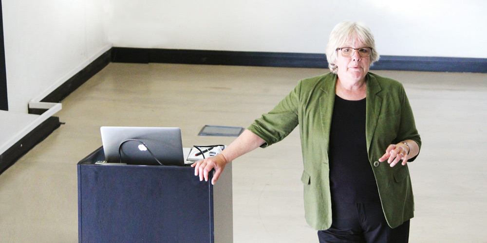 Anne Valentino Sets to bar for Women in Lighting