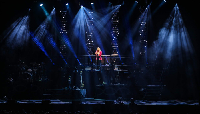 Simon Horn adapts Anastacia tour rig with ChamSys