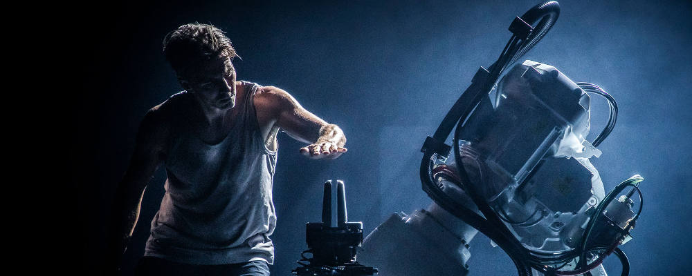 MAN MEETS MACHINE IN URBAN DANCE