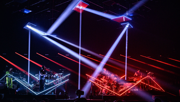 SMOKE, MIRRORS & MEGAPOINTES FOR BON IVER TOUR